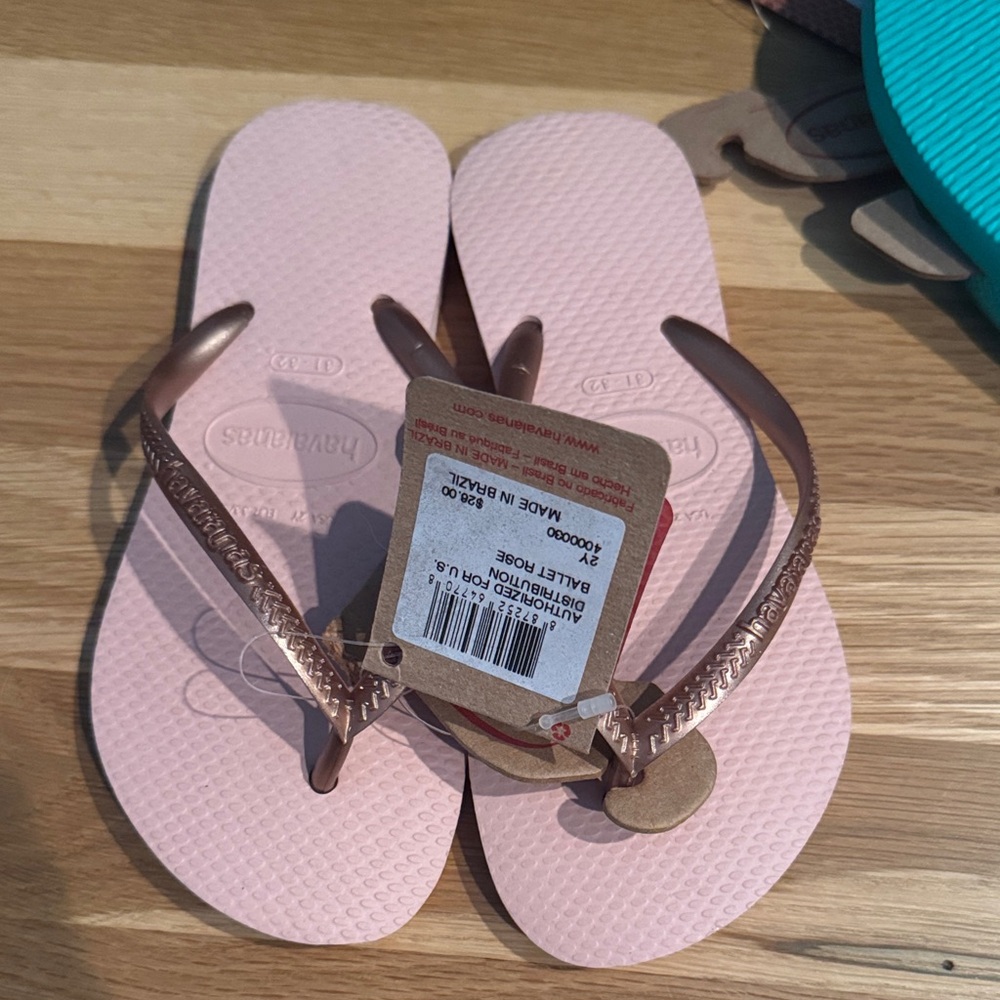 NWT Havaianas Light Pink with Bronze Straps Sandals